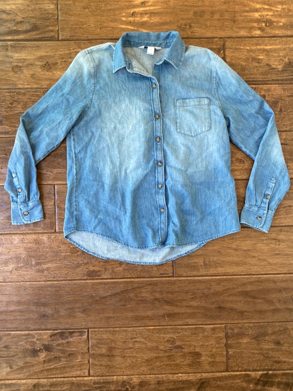 Old Navy The Classic Shirt Button Down Shirt Womens Small Blue Chambray Denim
